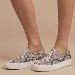 Steve Madden Snakeskin Slip Ons Sz 8.5